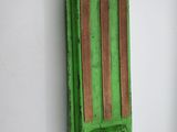 une vieille radio verte posée sur une surface blanche
