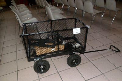 un petit chariot avec un chien à l'intérieur, posé par terre