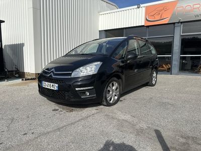 une voiture noire garée devant un bâtiment dans un parking