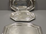 deux plateaux en argent, surmontés d'un miroir, posés sur une table