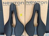 une paire de selles de vélo noires dans une boîte en carton