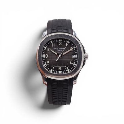 La montre est noire et argentée, avec un cadran noir.