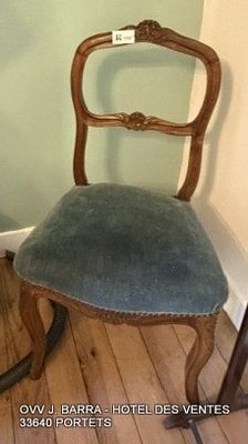 une chaise qui se trouve dans le coin d'une pièce
