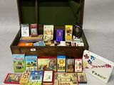 de nombreux livres dans une boîte en bois posée sur une surface blanche