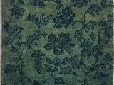 un tapis vert orné d'un motif floral