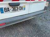 une bande rouge et blanche à l'arrière d'une camionnette blanche