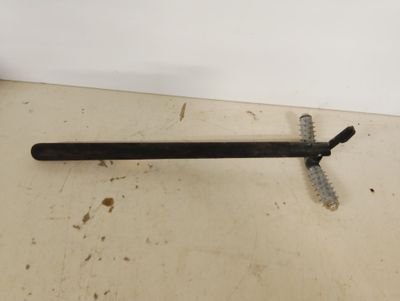 une vis posée sur une table