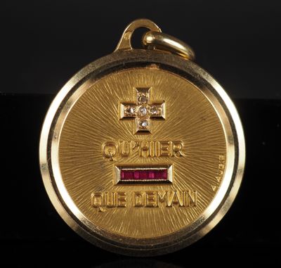un gros plan d'une médaille d'or sertie d'un diamant