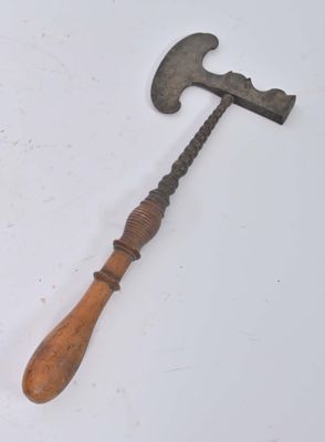 Marteau à sucre en fer forgé ancien.
