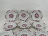un lot de six assiettes roses et blanches ornées de fleurs