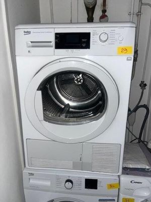 un lave-linge et un sèche-linge blancs dans une petite pièce