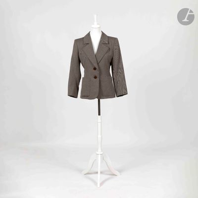 une photo d'un costume sur un mannequin, sur fond blanc