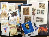 de nombreux types de timbres et de cartes postales sur la table