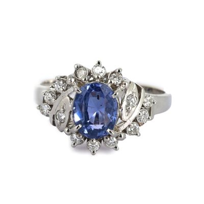 une image d'une bague en saphir bleu et diamant sur fond blanc