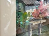 une aquarelle représentant une table sur laquelle sont disposées des fleurs