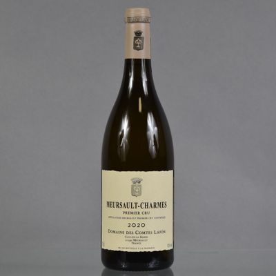une bouteille de vin posée sur une table