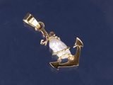 une image représentant un pendentif en forme d'ancre en or et de perle sur fond bleu