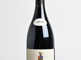 la bouteille de vin est posée sur une table en bois
