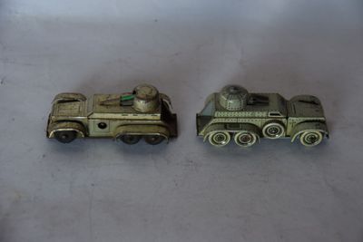 deux petits trains assis l'un à côté de l'autre sur une table