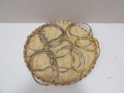 un panier orné de nombreux anneaux