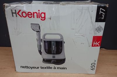 une boîte contenant un aspirateur, posée sur une table en bois