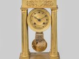 une horloge en or posée sur une table