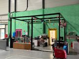 une pièce avec un mur vert et un chariot rouge à l'intérieur