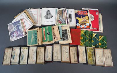 un grand nombre de livres posés sur une table