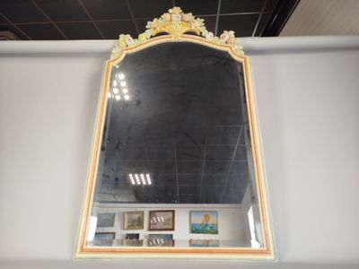 un grand miroir accroché au mur d'une pièce