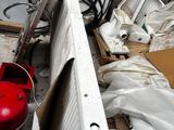 une borne d'incendie rouge posée au milieu d'un tas de vieilleries