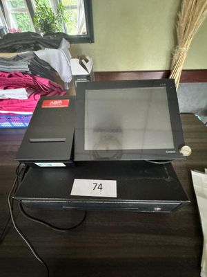 un ordinateur portable posé sur une table, avec une étiquette de prix dessus