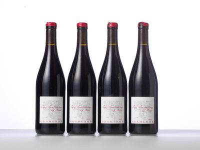 trois bouteilles de vin sont alignées sur une table
