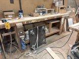 une photo d'un établi avec beaucoup d'outils dessus
