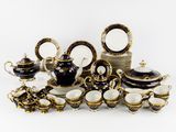 un assortiment d'assiettes, de tasses et de soucoupes en porcelaine noire et blanche