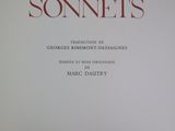 la couverture d'un livre sur laquelle figure le titre « Sonnets », écrit en rouge
