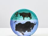 deux assiettes en verre ornées d'animaux, posées sur une surface blanche