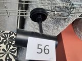 une affiche accrochée au mur sur laquelle est inscrit « 50 »