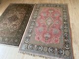 deux tapis posés à même le sol dans une pièce au parquet