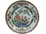 une assiette décorée d'un coq et de fleurs