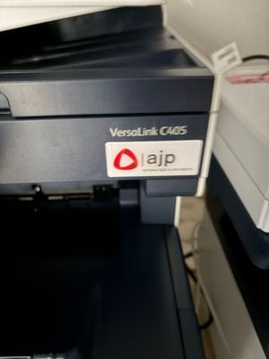 une imprimante posée sur un bureau à côté d'une autre imprimante
