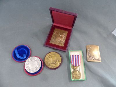 une boîte sur laquelle figurent une médaille, une médaille et une médaille