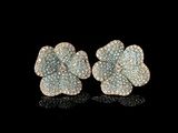 une paire de boucles d'oreilles en forme de fleur, en diamant et en or