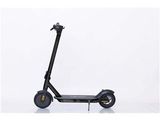 une image d'un scooter électrique noir sur fond blanc