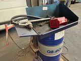 une image représentant un récipient bleu et blanc contenant un objet rouge