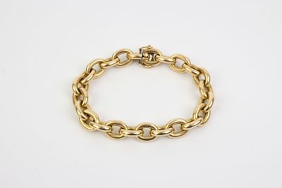 un bracelet à chaîne en or avec un fermoir sur fond blanc