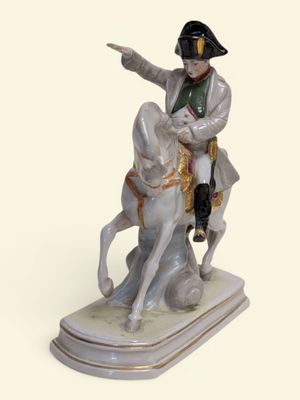 figurine représentant un homme à cheval montrant du doigt un autre homme à cheval