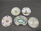 quatre assiettes à motifs différents posées sur une table