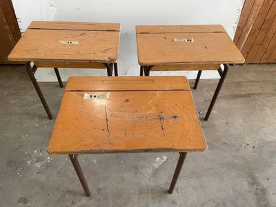 Lot de 3 bureaux d’ ecole en bois et fer .