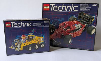 deux boîtes de lego technic sont posées sur une surface blanche