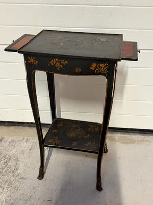 table d'appoint peinte en noir et or, avec une étagère